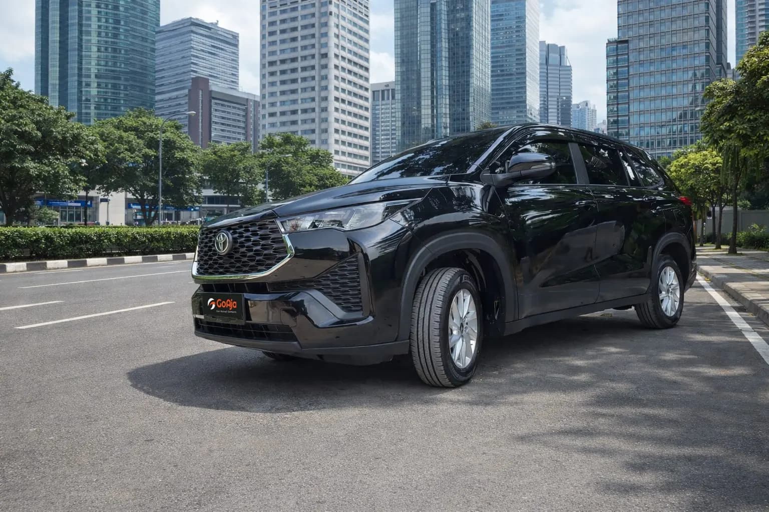 Rental Mobil Innova Zenix Jakarta – Nyaman, Modern, dan Terpercaya di GoAja Car Rental