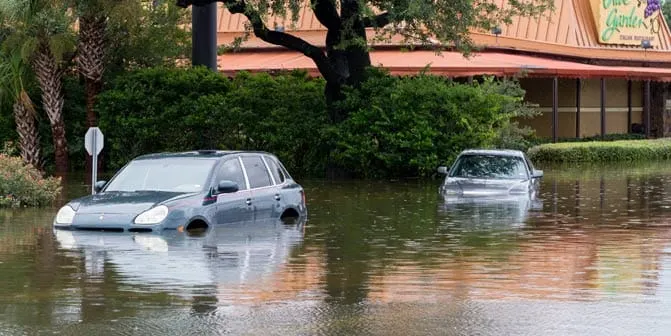 Membersihkan Mobil Terendam Banjir